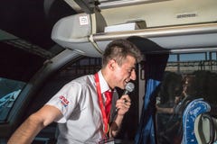 Marmaris, Турция - 19-ое мая 2018: Мужской туристический гид с микрофоном в шине стоковое фото rf Marmaris, Турция - 19-ое мая 2018: Мужской туристический гид с микрофоном в шине стоковое фото rf