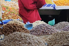 Marokańskie dokrętki i wysuszone owoc robią zakupy w souk starym rynku fotografia stock Marokańskie dokrętki i wysuszone owoc robią zakupy w souk starym rynku fotografia stock