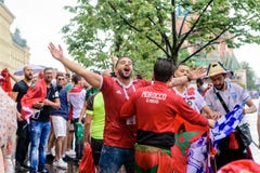 Marokkanische Fußballfane im Regen nahe Rotem Platz in Moskau lizenzfreies stockbild Marokkanische Fußballfane im Regen nahe Rotem Platz in Moskau lizenzfreies stockbild