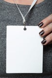 Marque d'identification personnelle verticale dans le bureau au cou sur le fond de l'habillement monophonique gris Disposition po photo stock Marque d'identification personnelle verticale dans le bureau au cou sur le fond de l'habillement monophonique gris Disposition po photo stock