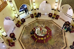 17 mars 2019, le Maroc, un h?tel dans la ville de Marrakech : lobby d'h?tel, fait dans le style mauresque asiatique traditionnel images libres de droits 17 mars 2019, le Maroc, un h?tel dans la ville de Marrakech : lobby d'h?tel, fait dans le style mauresque asiatique traditionnel images libres de droits