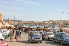 Marsaxlokk, Malta - maggio 2018: La gente che cammina sul fishmarket tradizionale di domenica immagini stock Marsaxlokk, Malta - maggio 2018: La gente che cammina sul fishmarket tradizionale di domenica immagini stock