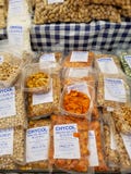 Marsaxlokk, Malta - maggio 2018: Pacchetti delle fave arrostite sul fishmarket tradizionale di domenica immagini stock libere da diritti Marsaxlokk, Malta - maggio 2018: Pacchetti delle fave arrostite sul fishmarket tradizionale di domenica immagini stock libere da diritti