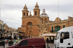Marsaxlokk, Мальта, август 2016 Рыночная площадь около главного собора в воскресенье стоковые изображения Marsaxlokk, Мальта, август 2016 Рыночная площадь около главного собора в воскресенье стоковые изображения