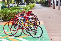 19 marsch, 2019 - Singapore: Parkering för cyklar i mitten av Singapore på gatan royaltyfria foton 19 marsch, 2019 - Singapore: Parkering för cyklar i mitten av Singapore på gatan royaltyfria foton