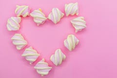 Marshmallows με μορφή μιας καρδιάς σε ένα ρόδινο υπόβαθρο, έννοια, τοπ άποψη στοκ φωτογραφίες με δικαίωμα ελεύθερης χρήσης Marshmallows με μορφή μιας καρδιάς σε ένα ρόδινο υπόβαθρο, έννοια, τοπ άποψη στοκ φωτογραφίες με δικαίωμα ελεύθερης χρήσης