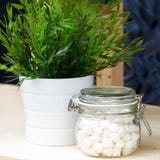 Marshmallows σε ένα βάζο γυαλιού και ένα άσπρο δοχείο λουλουδιών με τα πράσινα στοκ φωτογραφίες με δικαίωμα ελεύθερης χρήσης Marshmallows σε ένα βάζο γυαλιού και ένα άσπρο δοχείο λουλουδιών με τα πράσινα στοκ φωτογραφίες με δικαίωμα ελεύθερης χρήσης