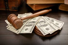 Marteau de juge avec des dollars et des livres de loi photos libres de droits Marteau de juge avec des dollars et des livres de loi photos libres de droits