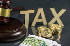 Martelo e cryptocurrency com cem euro- contas em torno dele Conceito do regulamentação governamental Pagamento de imposto imagens de stock royalty free Martelo e cryptocurrency com cem euro- contas em torno dele Conceito do regulamentação governamental Pagamento de imposto imagens de stock royalty free