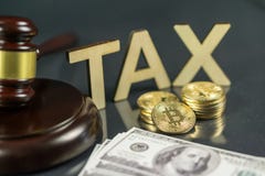 Martelo e cryptocurrency com cem notas de dólar em torno dele Conceito do regulamentação governamental Pagamento de imposto fotografia de stock royalty free Martelo e cryptocurrency com cem notas de dólar em torno dele Conceito do regulamentação governamental Pagamento de imposto fotografia de stock royalty free
