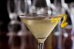 Martini sporco con una torsione del limone Fotografie Stock Libere da Diritti Martini sporco con una torsione del limone Fotografie Stock Libere da Diritti