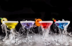 Martini ποτά με την ξηρά επίδραση καπνού πάγου Στοκ Εικόνα Martini ποτά με την ξηρά επίδραση καπνού πάγου Στοκ Εικόνα