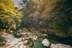 Martvilicanion, Georgië De Rivier van landschapsabasha Natuurlijke Monumenten Stock Fotografie Martvilicanion, Georgië De Rivier van landschapsabasha Natuurlijke Monumenten Stock Fotografie