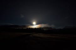 Marzycielski księżyc w pełni nocne niebo nad polem, lasową drogą i górą, obrazy stock Marzycielski księżyc w pełni nocne niebo nad polem, lasową drogą i górą, obrazy stock