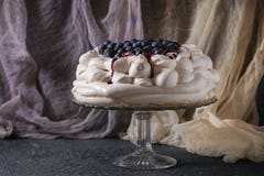Marängkaka Pavlova med blåbär royaltyfri bild Marängkaka Pavlova med blåbär royaltyfri bild