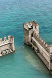 Maré dentro do castelo de Scaliger - fortaleza medieval do porto, Sirmione Imagem de Stock Royalty Free Maré dentro do castelo de Scaliger - fortaleza medieval do porto, Sirmione Imagem de Stock Royalty Free