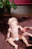 Masaje del bebé La madre o el terapeuta hace masaje de la mano a su bebé en casa Concepto de la atención sanitaria y de la medici fotos de archivo Masaje del bebé La madre o el terapeuta hace masaje de la mano a su bebé en casa Concepto de la atención sanitaria y de la medici fotos de archivo