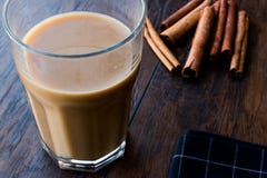 Masala Chai Tea dans un grand verre images stock Masala Chai Tea dans un grand verre images stock