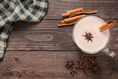 Masala chai с специями циннамоном, кардамоном, имбирем, гвоздичным деревом и s стоковые изображения Masala chai с специями циннамоном, кардамоном, имбирем, гвоздичным деревом и s стоковые изображения