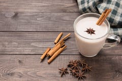 Masala chai с специями циннамоном, кардамоном, имбирем, гвоздичным деревом и st стоковые фотографии rf Masala chai с специями циннамоном, кардамоном, имбирем, гвоздичным деревом и st стоковые фотографии rf