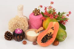 Mascarilla para el tratamiento del acné con la papaya y el yogur Imagen de archivo libre de regalías Mascarilla para el tratamiento del acné con la papaya y el yogur Imagen de archivo libre de regalías