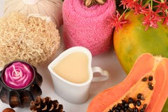 Mascarilla para el tratamiento del acné con la papaya y la leche Fotografía de archivo Mascarilla para el tratamiento del acné con la papaya y la leche Fotografía de archivo