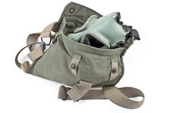 Maschera antigas nella borsa militare della tela Immagini Stock Maschera antigas nella borsa militare della tela Immagini Stock
