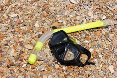 Maschera per immergersi bugia sulla riva di mare Turismo e resto attivo immagini stock libere da diritti Maschera per immergersi bugia sulla riva di mare Turismo e resto attivo immagini stock libere da diritti