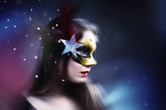 Maschera veneziana d'uso di carnevale della donna sul fondo della sfuocatura. fotografia stock Maschera veneziana d'uso di carnevale della donna sul fondo della sfuocatura. fotografia stock