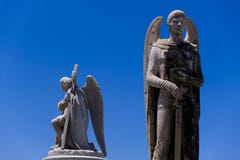 Maschio, Angel Statues in cimitero fotografia stock libera da diritti Maschio, Angel Statues in cimitero fotografia stock libera da diritti