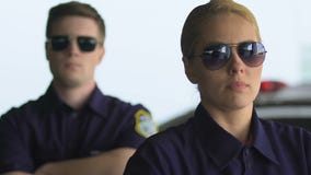 Maschio risoluto e ufficiali di polizia femminili in occhiali che guardano alla macchina fotografica, gruppo video d archivio Maschio risoluto e ufficiali di polizia femminili in occhiali che guardano alla macchina fotografica, gruppo video d archivio