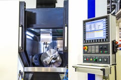 Maskin för MetalworkingCNC-malning Modern bearbeta teknologi för bitande metall Litet djup av sätter in Autentisk varning - royaltyfria foton Maskin för MetalworkingCNC-malning Modern bearbeta teknologi för bitande metall Litet djup av sätter in Autentisk varning - royaltyfria foton