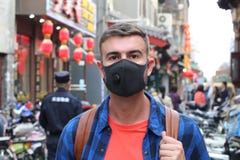 Masque de port de pollution d'homme caucasien en Asie photos stock Masque de port de pollution d'homme caucasien en Asie photos stock