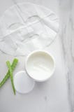Masque et bouteille faciaux avec de la crème, aloès Vera Concept de procédure de soins de la peau photographie stock Masque et bouteille faciaux avec de la crème, aloès Vera Concept de procédure de soins de la peau photographie stock