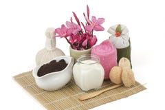 Masque protecteur avec les marcs frais de lait et de café images stock Masque protecteur avec les marcs frais de lait et de café images stock