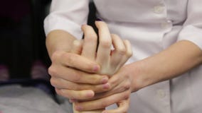 Mass?ren g?r en handmassage till klienten Spa behandling f?r h?nder Mass?ren g?r en handmassage till klienten Spa behandling f?r h?nder