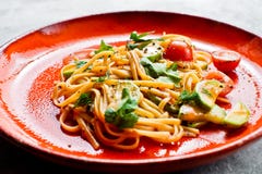 Massa do vegetariano com tomates, avacado e polpa Fundo cinzento, vista superior, fim acima fotos de stock Massa do vegetariano com tomates, avacado e polpa Fundo cinzento, vista superior, fim acima fotos de stock