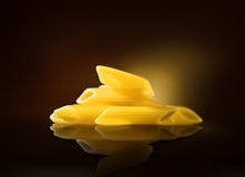 Massa Penne no fundo escuro Alimento mediterrâneo italiano, dieta, fazendo dieta Cozinhando a massa italiana fotos de stock royalty free Massa Penne no fundo escuro Alimento mediterrâneo italiano, dieta, fazendo dieta Cozinhando a massa italiana fotos de stock royalty free