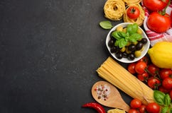 Massa, vegetais, ervas e especiarias para o alimento italiano no fundo preto imagem de stock Massa, vegetais, ervas e especiarias para o alimento italiano no fundo preto imagem de stock