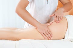Massage de cuisses photo libre de droits Massage de cuisses photo libre de droits
