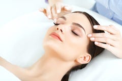 Massage de visage Plan rapproché d'une jeune femme obtenant le traitement de station thermale Massage de visage Plan rapproché d'une jeune femme obtenant le traitement de station thermale