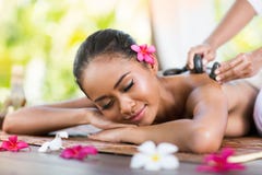 Massage der Rückseite mit Steinmassage stockfotografie Massage der Rückseite mit Steinmassage stockfotografie
