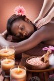 Massage för kvinnahäleriskuldra på brunnsorten royaltyfria foton Massage för kvinnahäleriskuldra på brunnsorten royaltyfria foton