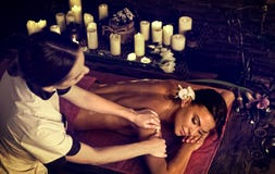 Massage van vrouw in kuuroordsalon Luxary binnenlandse oosterse therapie Stock Fotografie Massage van vrouw in kuuroordsalon Luxary binnenlandse oosterse therapie Stock Fotografie