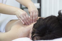Massagefrauen ` s Schultern und Taille lizenzfreie stockfotografie Massagefrauen ` s Schultern und Taille lizenzfreie stockfotografie