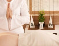 Massagem oriental em termas do dia imagem de stock Massagem oriental em termas do dia imagem de stock