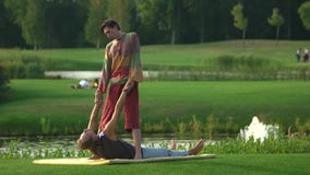 Massagem tailandesa que estica o exercício vídeos de arquivo Massagem tailandesa que estica o exercício vídeos de arquivo