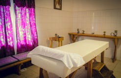 Massagetabell i massagerummet arkivbild Massagetabell i massagerummet arkivbild