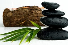 Massageutrustning och svarta stenar arkivfoton Massageutrustning och svarta stenar arkivfoton