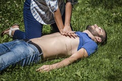 Massaggio cardiaco ad un tipo incosciente dopo la lesione fotografie stock libere da diritti Massaggio cardiaco ad un tipo incosciente dopo la lesione fotografie stock libere da diritti